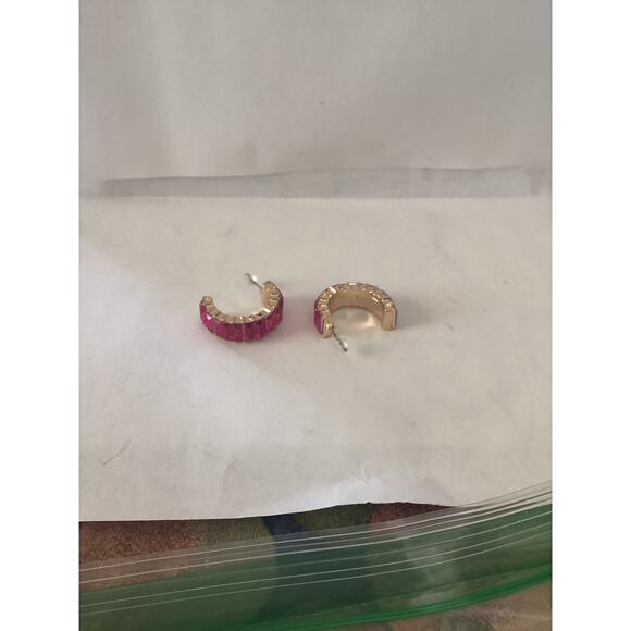 4439 NIP Stunning 1" Hot Pink Magenta Baguette Huggie Hoop Boho Stud Earrings - Picture 4 of 4